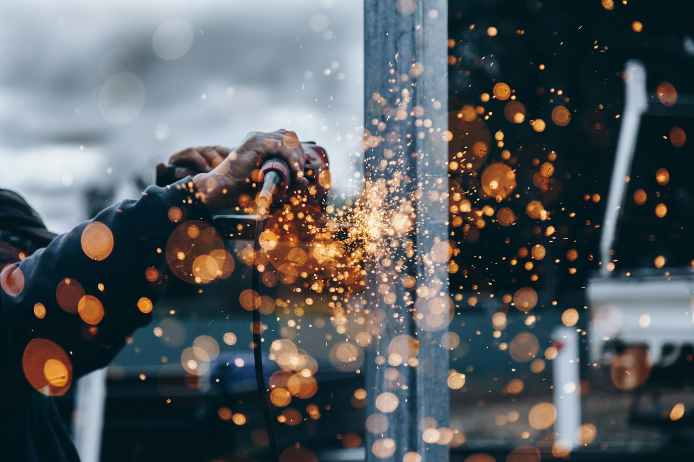 Corte de estrutura metálica com faíscas — inspeção de material industrial